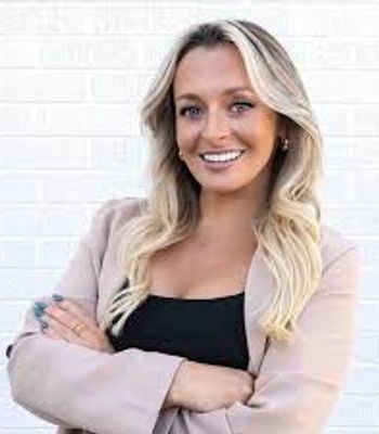 Portrait of Peyton Nebati, Real Estate Advisor.
