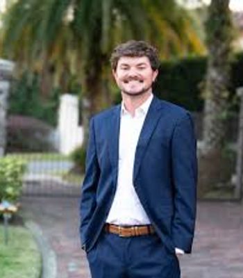 Portrait of Cason McNeill, Real Estate Advisor.